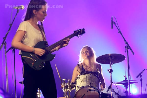 HINDS - 2015-10-31 - PARIS - Grande Halle de La Villette - 